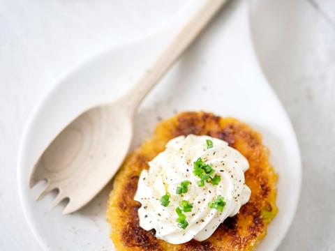 Krokante pompoenkoekjes met zure room en bieslook