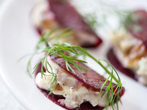 Ravioli van rode biet met blauwe kaas en dadels