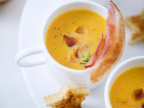 Wortel-pompoensoepje met pancetta en amandelen