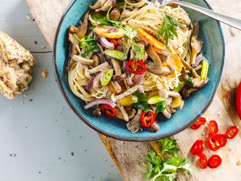 Herfstpasta met champignons en gekleurde wortelen