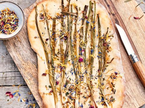 Platbrood met lente-ui en eetbare bloemetjes