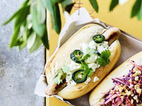 Hotdog met feta, jalapeños en koriander