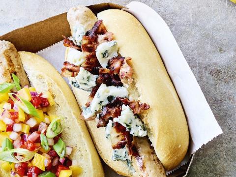 Hotdog met spek en blauwe kaas