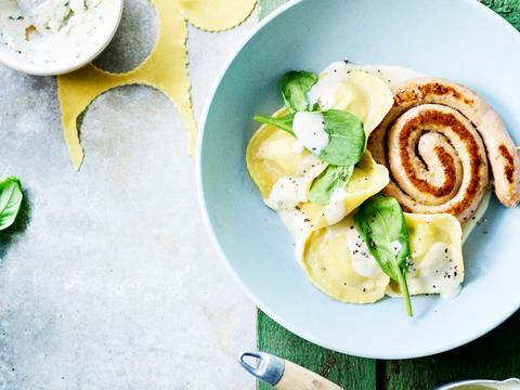 Gevulde ravioli met een romig parmezaansausje en venkelworst