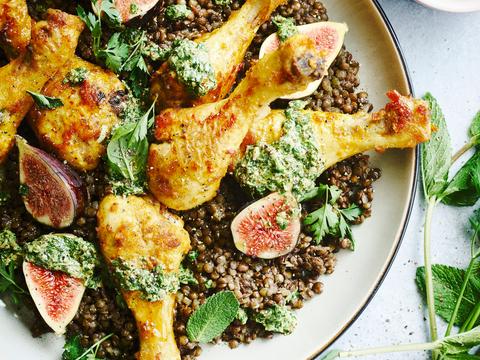 Kippenboutjes met groene linzen, salsa verde en vijgen