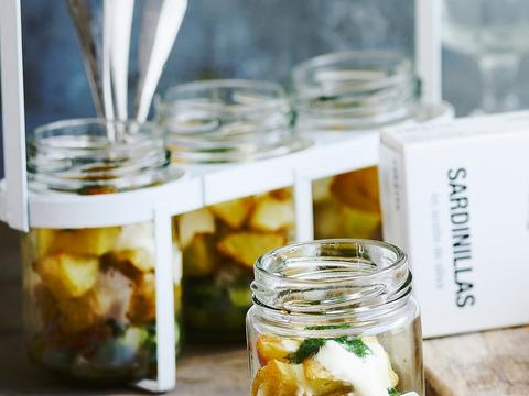 Patatas in een glaasje met maatjes en komkommer