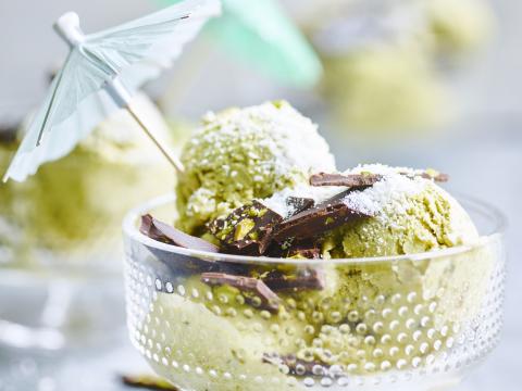 Vegan pistache-ijs met chocoladekrokantje
