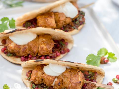 Pita met kipspiesjes en granaatappelsalsa