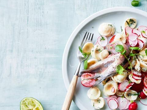 Pastasalade met maatjes, radijsjes, tomaatjes en yoghurtdressing