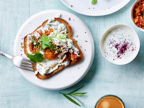 Turkse spiegeleitjes met uitgelekte yoghurt