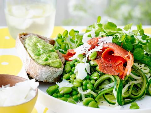 Courgettesalade met zalm en tuinbonen