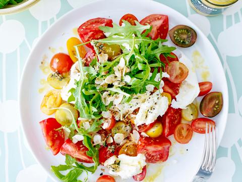 Tomatensalade met rucola en amandelen