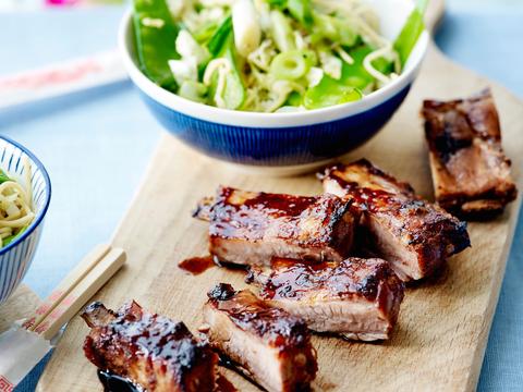 Sticky ribs met Chinese koolsla