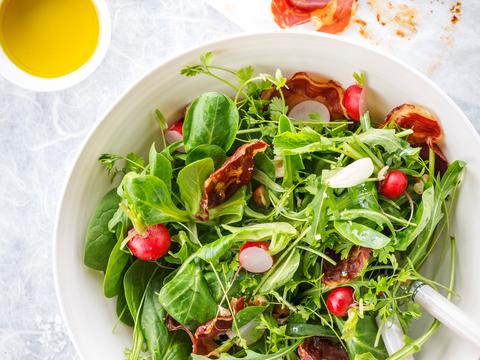 salade van jonge groene blaadjes