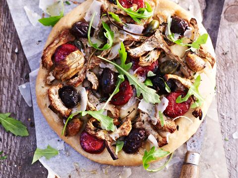 Pizza met artisjok en gedroogde worst
