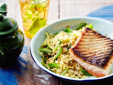 Gegrilde zalm met komkommer-quinoasalade