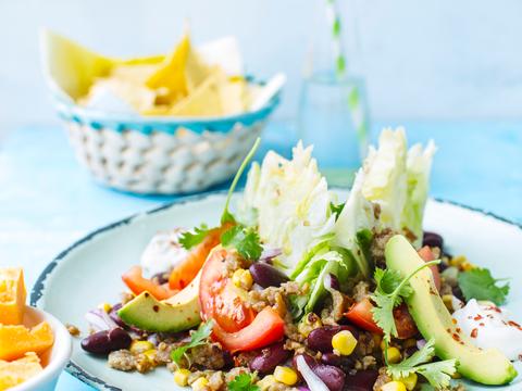 Gehaktsalade met bonen en avocado