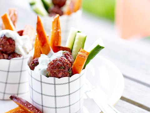 spicy balletjes met frietjes van zoete aardappel