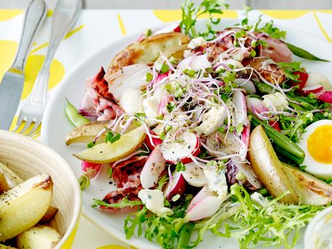 Spek-aardappelsalade met boontjes en ei