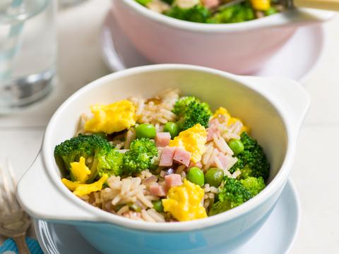 Nasi goreng met broccoli, ham en ei
