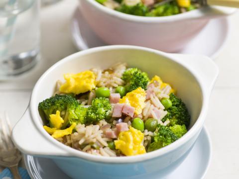 Nasi goreng met broccoli, ham en ei