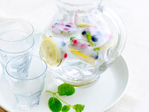 Gin-tonic met fruitige ijsblokjes