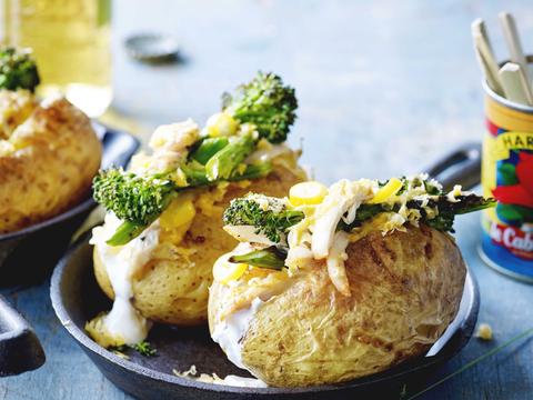 Gepofte aardappel met cheddar en kip