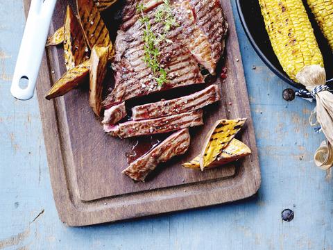 Entrecote met gegrilde zoete aardappel en maïskolven