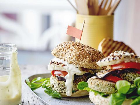 Veggieburger met gegrilde aubergine en kaas
