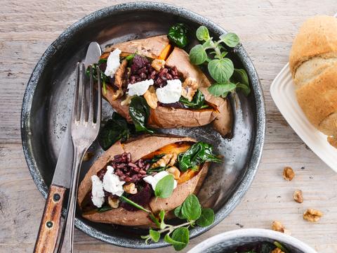 zoete aardappel met spinazie, wilde rijst en rode biet