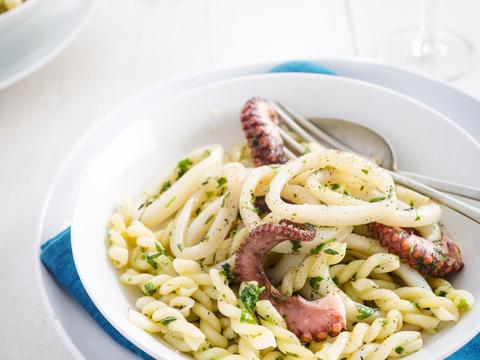 Pasta met verse kruiden, gegrilde inktvis en octopus