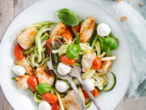 Courgettepasta met kerstomaten, mozzarella en kippenblokjes