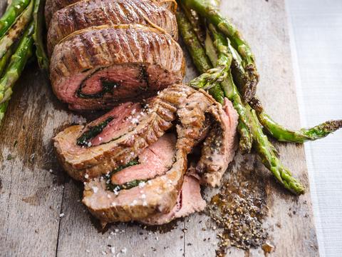 Opgerolde steak met groene asperges