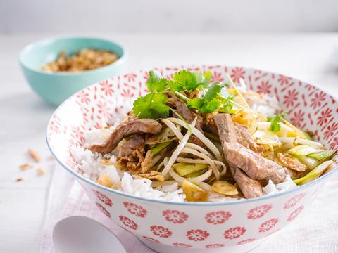 Wok met prei, varkensreepjes en sojascheuten