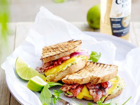 Zuurdesemcroque met guacamole