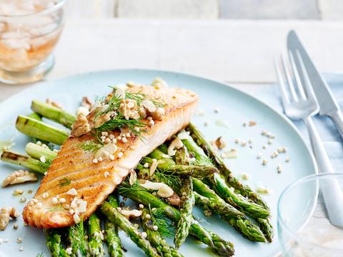 Gegrilde groene asperges met zalm