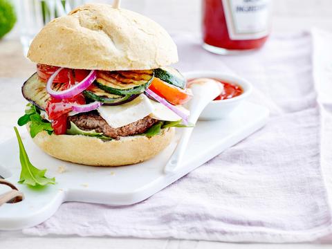 Lamsburger met brie en gegrilde groenten