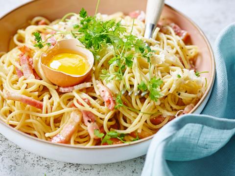 Pasta carbonara met gerookte spekblokjes