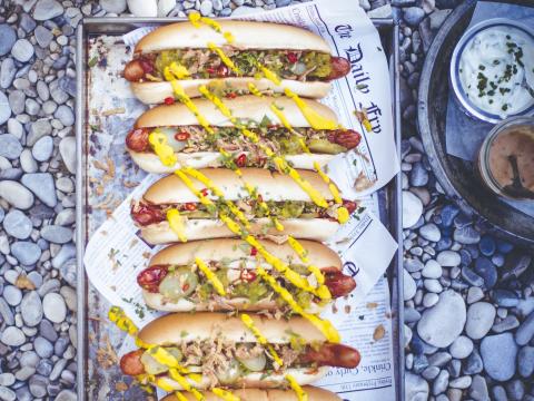 Hot dog aux cornichons et moutarde