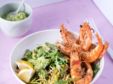 Courgetti en volkorenspaghetti met scampi's en broccolipesto