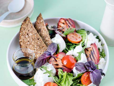 Rucolasalade met gegrilde pruimen, burrata en basilicum