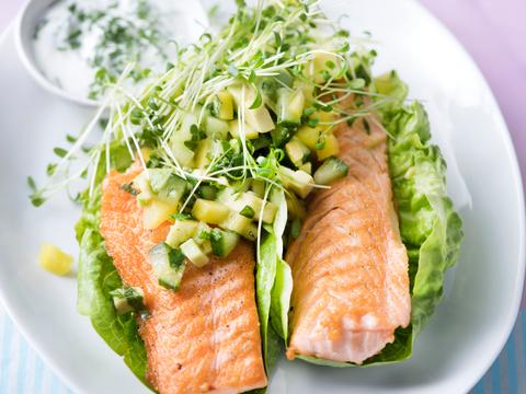 Gegrilde zalm met salsa van komkommer en mango