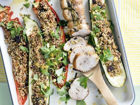 Zomergroenten gevuld met quinoa, gedroogd fruit en konijn
