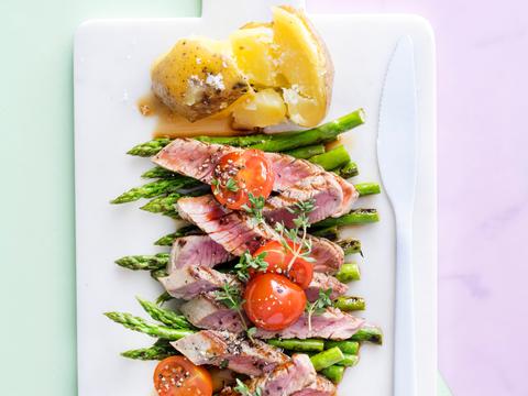Tagliata met kerstomaatjes en gegrilde asperges