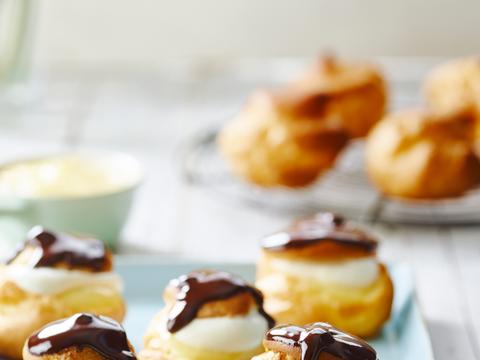 Soesjes met vanillepudding en chocolade