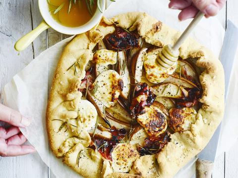 Galette met peer, geitenkaas, prosciutto en rozemarijnhoning