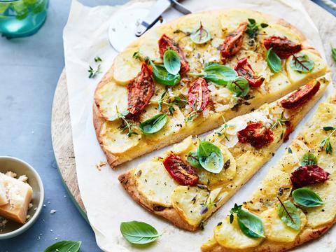 Aardappelpizza met zongedroogde tomaatjes