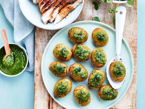 Hasselbackpatatjes met raapstelenpesto en kalkoenfilet