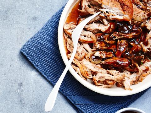 Pulled chicken in stroperige biermarinade