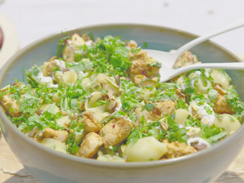 Slanke pastasalade met spinazie, kip, komkommer, Griekse yoghurt en zadencrumble